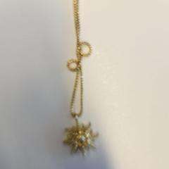 Ketting met zon, goud kleurig, jak bylo nahlášeno na iLost