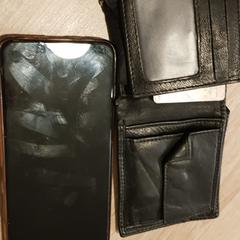 Zwarte portemonee en telefoon, iLost'a bildirildiği gibi