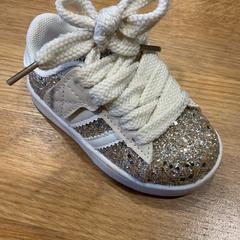 Babacipő, amint azt Designer Outlet Roosendaal az iLost segítségével jelentette.