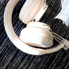 Headphones Crème, as reported by Arriva Vechtdallijnen using iLost