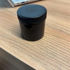 Potje met kauwcaffeine zwart, glas, som rapportert av Vrije Universiteit Brussel (VUB) ved bruk av iLost