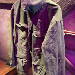Chaqueta Green, segundo informou Club Nyx/Exit Café usando iLost