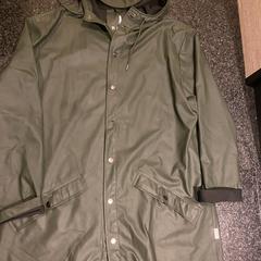 Regenjas donkergroen, zoals gemeld door Van der Valk Spier-Dwingeloo met iLost