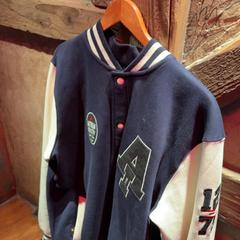 Giacca Blue and white, come riportato da Club Nyx/Exit Café utilizzando iLost