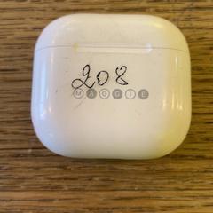 Airpods fodral, rapporterat av MEININGER Hotel Berlin East Side Gallary med iLost