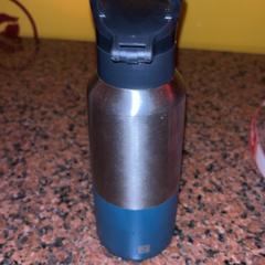 ボトル Metaal, blauw がiLostで Pathé Nijmegen によって報告されました