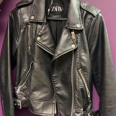 Cappotto di pelle Zara, zwart, come riportato da Pathé Spuimarkt utilizzando iLost