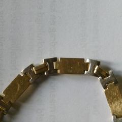 goudkleurige armband, som rapporterats till iLost