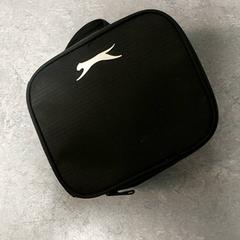 Bolsa - Tasje Zwart, ha sido reportado por Regio West-Vlaanderen con iLost