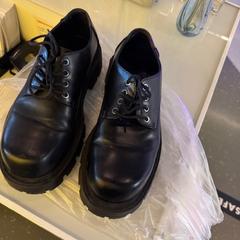 Obuv black, jak nahlášeno Room Mate Bruno pomocí iLost