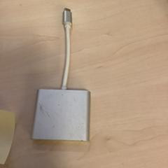 Usb-c oplader, as reported by HvA Nicolaes Tulphuis & Tania Leonhuis using iLost