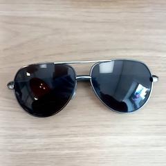 Sluneční brýle Zwart, jak nahlášeno Arriva Limburg Zuid pomocí iLost