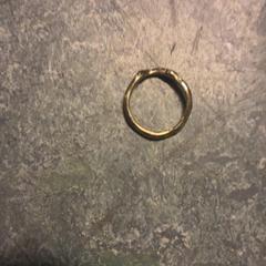 Gyűrű Gold, amint azt KABUL à GoGo / Teatro az iLost segítségével jelentette.