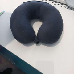 Almofada para o pescozo, segundo informou Arriva Limburg Zuid usando iLost