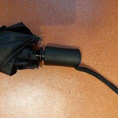 مظلة قابلة للطي noir، كما تم الإبلاغ عنه بواسطة TCL عبر iLost