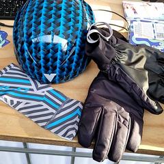 Přilba Blauwe viking helm & handschoenen & band, jak nahlášeno Schaatsbaan Rotterdam pomocí iLost