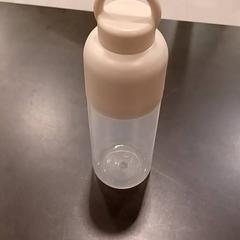 Bidó Beige dop plastic fles, segons ha informat Padualaan 97 mitjançant iLost