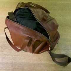 가방 brown leather, iLost를 사용하여 MEININGER Hotel Berlin East Side Gallary에 보고됨