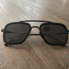 Black sunglasses, amint azt az iLostnak jelentették.