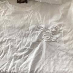 T-shirt Wei, gemeldet von MEININGER Hotel Berlin Alexanderplatz über iLost