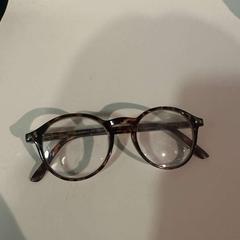 Glasögon BROWN AMD BLACK, rapporterat av Room Mate Bruno med iLost