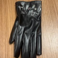 Rukavice Zwart met metalen decoratie, jak nahlášeno Pathé Buitenhof pomocí iLost