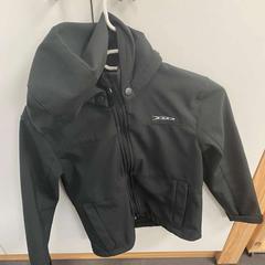 Casaco Schwarz oder Dunkelgrün, como reportado por Wilmering Vechta utilizando o iLost