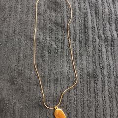 Goud kleurige ketting met hanger, jak bylo nahlášeno na iLost