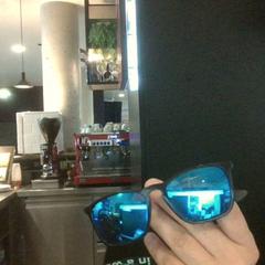 Sunglasses Ray Ben, as reported by MEININGER Hotel Vienna Downtown Franz using iLost