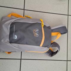 バックパック à dos Gris clair et foncé avec orange がiLostで ilévia によって報告されました