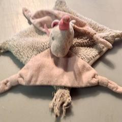 Ölelős pofon, amint azt IKEA Hénin-Beaumont az iLost segítségével jelentette.