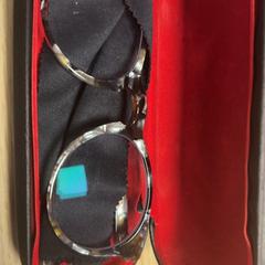 Ulleres, segons ha informat Pathé Buitenhof mitjançant iLost