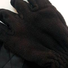 Guants zwart, segons ha informat Beeld & Geluid Hilversum mitjançant iLost