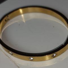 Goudkleurige armband met steentjes, iLost'a bildirildiği gibi