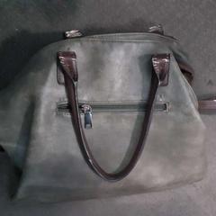 バッグ - grijs/groen がiLostで Centraal magazijn によって報告されました