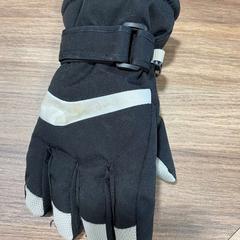 Kesztyű de ski noir et blanc, amint azt CARS HANGARD az iLost segítségével jelentette.