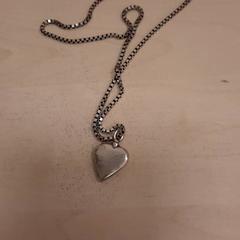 Necklace with charm zilverkleurig, as reported by Gemeente Diepenbeek using iLost
