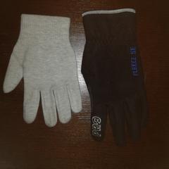 1 zwarte handschoen en 1 licht beige/grijzige handschoen. Beiden van de rechterhand.