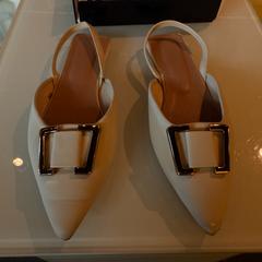 Sabates GREY, segons ha informat Room Mate Bruno mitjançant iLost