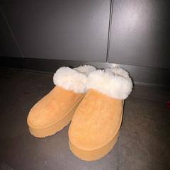 Sabatilles Brown, segons ha informat MEININGER Hotel Amsterdam City West mitjançant iLost