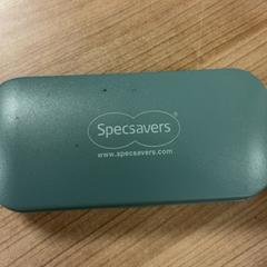 Caixa de óculos com óculos no interior, como reportado por Connexxion Amstelland-Meerlanden Schiphol Zuid utilizando o iLost