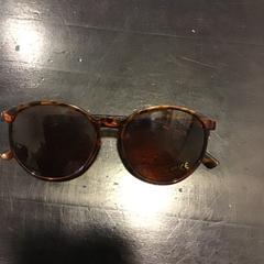 Occhiali da sole, come riportato da U-OV Utrecht utilizzando iLost