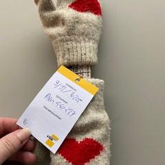 장갑 wit met rood hart, iLost를 사용하여 Regio West-Vlaanderen에 보고됨