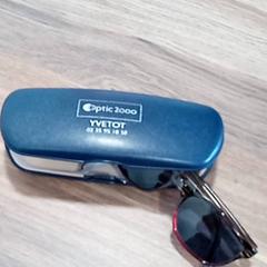 Gafas de sol, segundo informou CARS HANGARD usando iLost