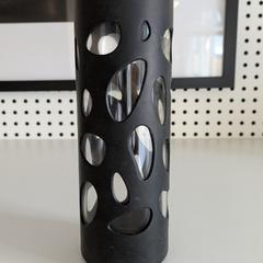 Bouteille d'eau zwart met figuren eruit, a été signalé par Qbuzz GD Groningen HS utilisant iLost