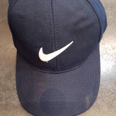 Gorra de béisbol, segundo informou Rotterdam The Hague Airport usando iLost