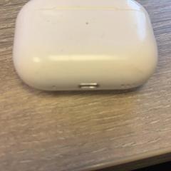 Estuche de airpods, ha sido reportado por Pouw Vervoer con iLost