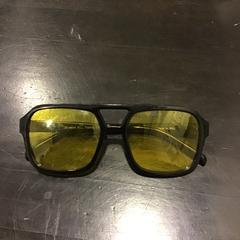 Óculos de sol, como reportado por Qbuzz U-OV utilizando o iLost