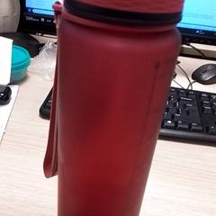 Láhev na pití Rood, jak nahlášeno Qbuzz Fryslân pomocí iLost