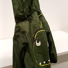 Kinderjas enfant vert dinosaure, zoals gemeld door IKEA Saint-Etienne met iLost